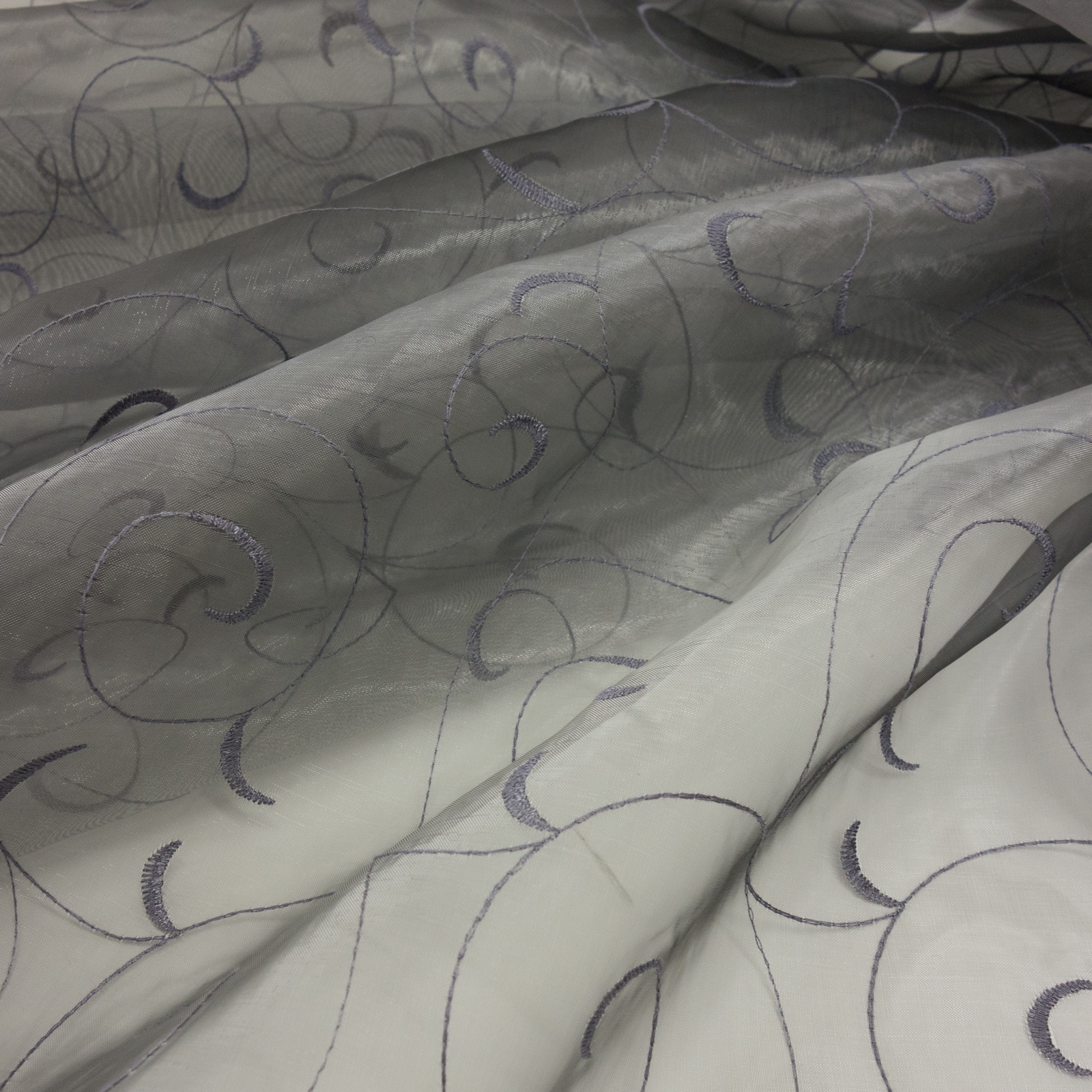 Bestickter Organzastoff, grau, Arabesken – Bild 4