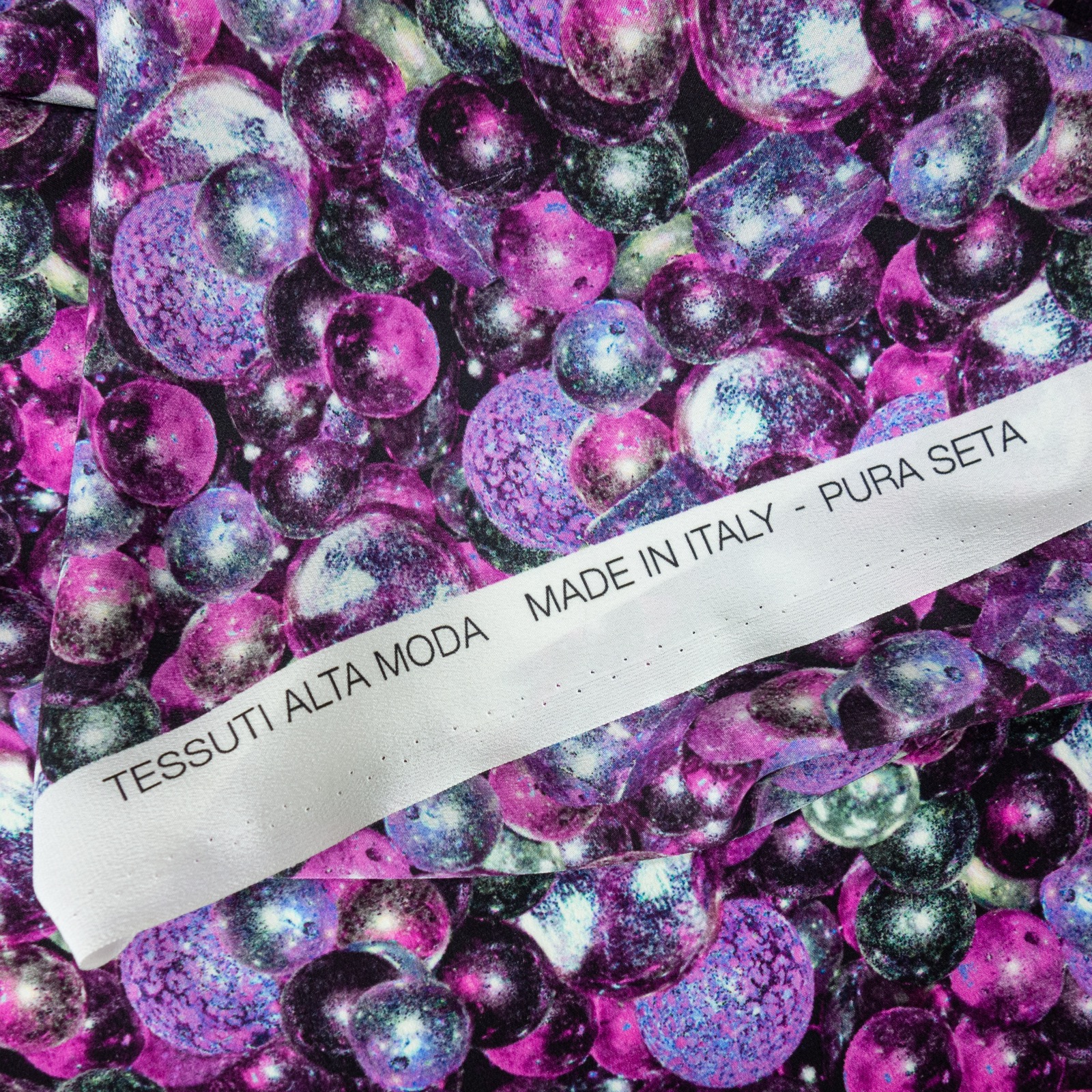 Seidenstoff, Crêpe, lila, silber, weiß, abstrakt gemustert – Bild 4