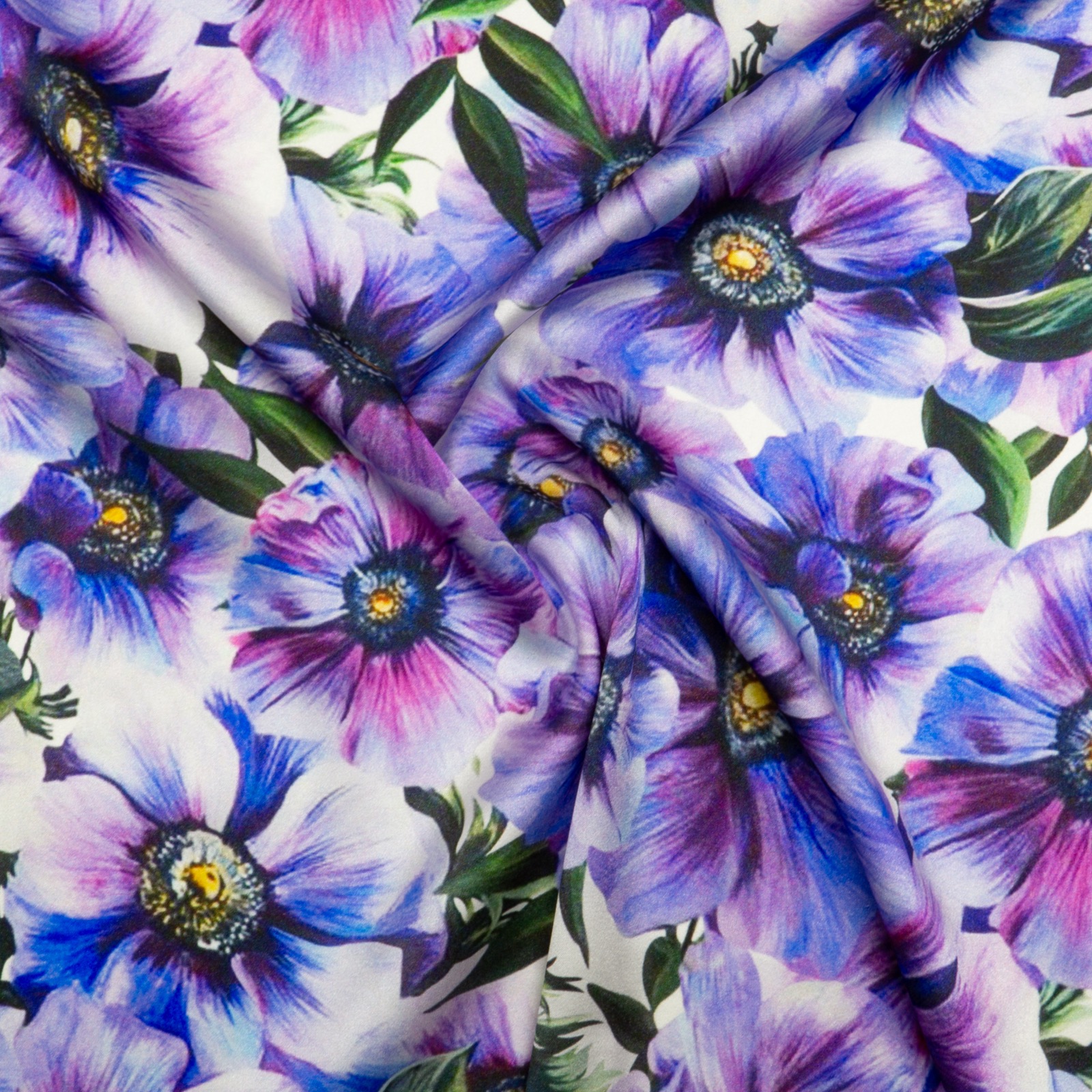 edler Satin, florale Motive, weiß, blautöne, lilatöne, dunkelgrün
