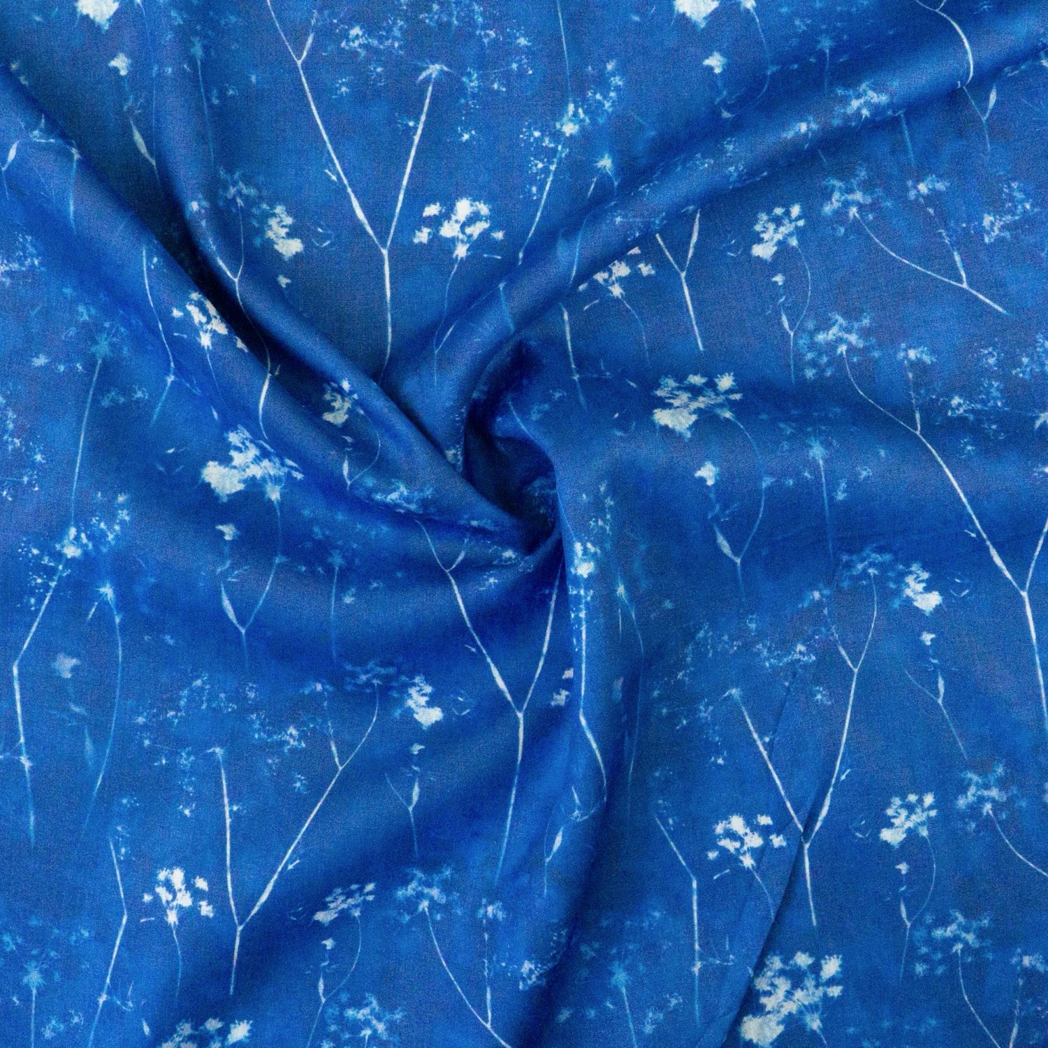 Viskosestoff, Satin, blautöne, weiß, florale Motive