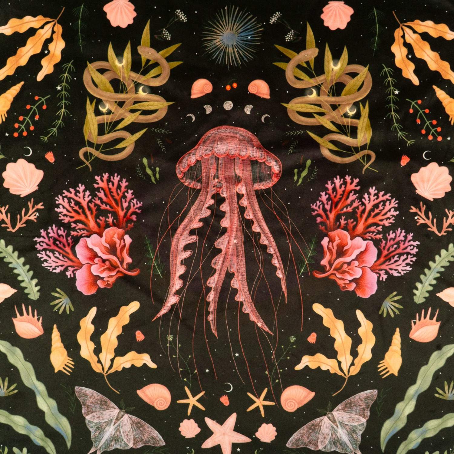 Samtstoff, schwarzgrün, rottöne, rosa, Tiermotive, florale Motive