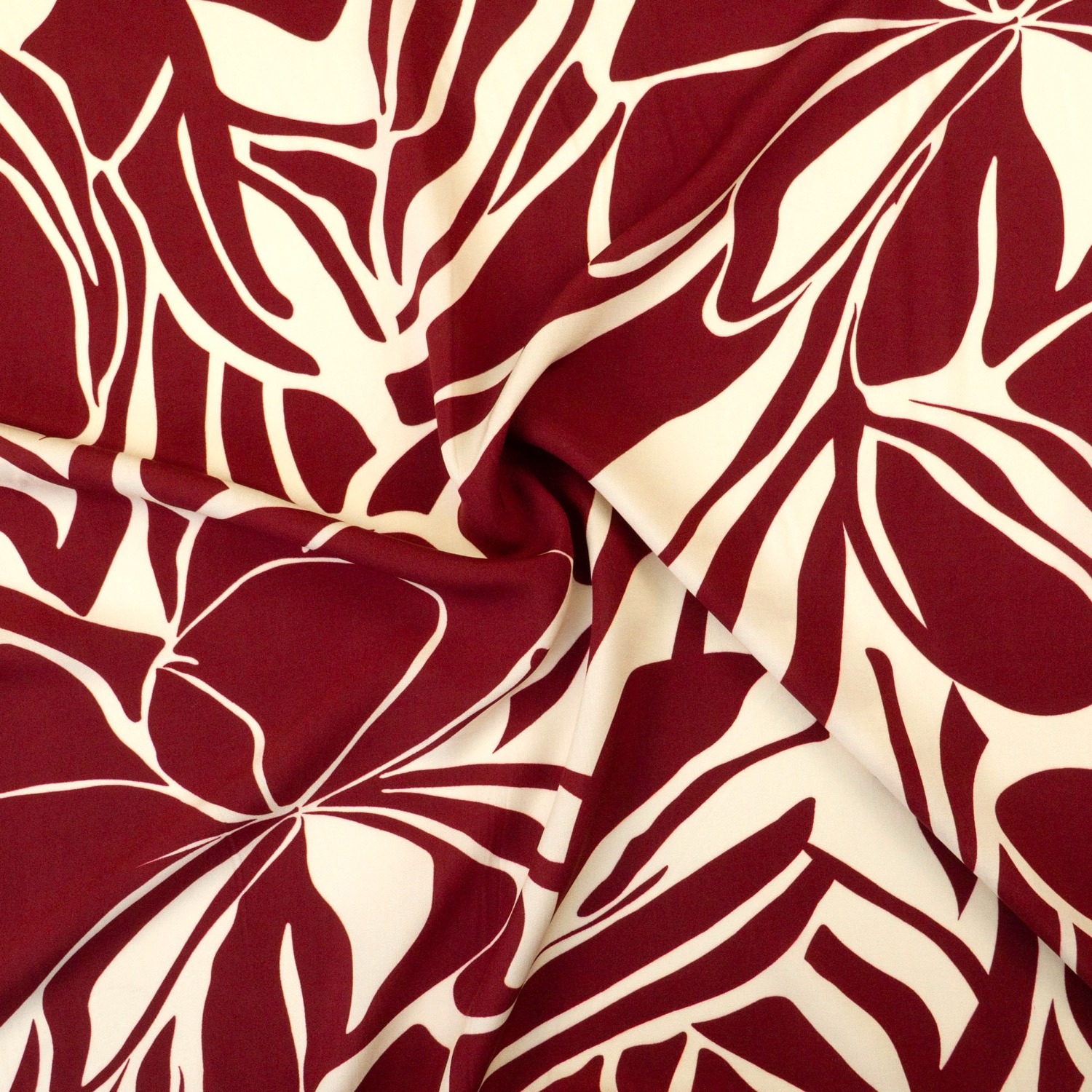 Viskosestoff, Javanaise, rot, creme, florale Motive